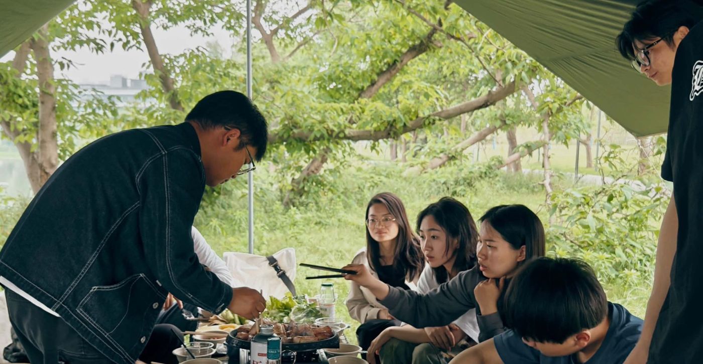 在河邊樹下一起烤肉