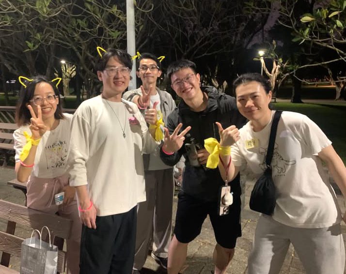 朋友們晚上在公園參加戶外活動的合照