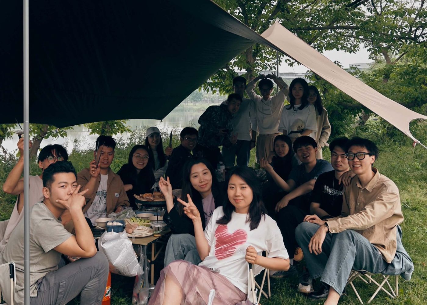 大家在樹下野餐的合照